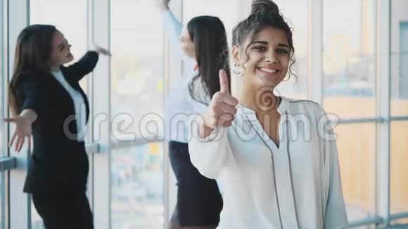 一位英俊年轻开朗微笑的商务女性视频的预览图