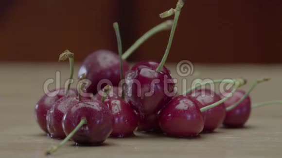 纯净水滴滴在成熟红樱桃上视频的预览图