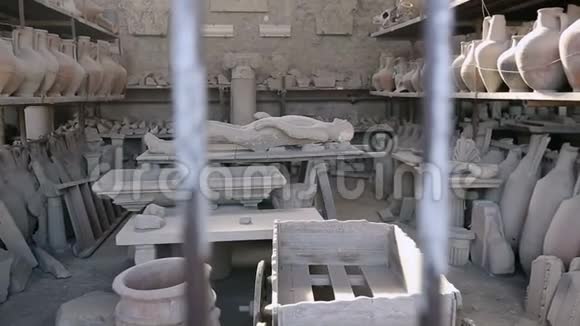庞贝城的石膏模型受害者躺在桌子上周围是古老的圆形剧场视频的预览图