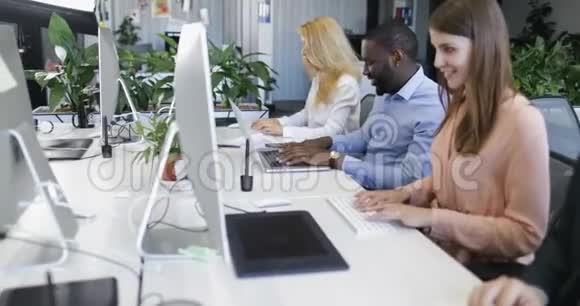 商务人员使用电脑在现代同事中心工作商务人员团队忙碌的同事视频的预览图