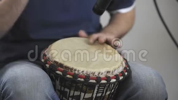 关闭音乐家在家庭音乐工作室演奏djembe鼓乐器视频的预览图