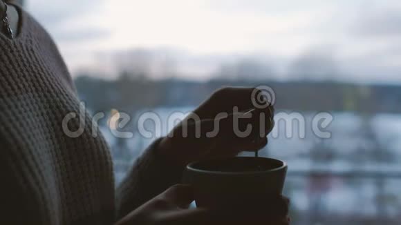 舒适放松的女孩晚上在家搅拌咖啡视频的预览图