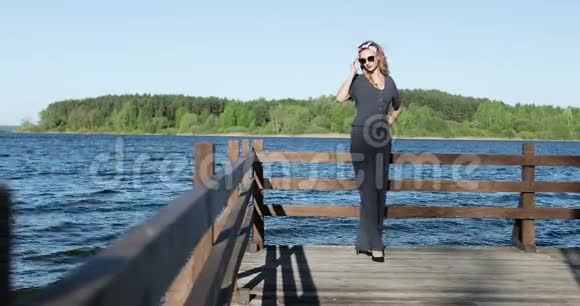 一个时髦的女孩摘下太阳镜对着相机摆姿势视频的预览图