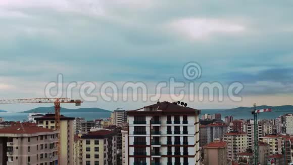 土耳其伊斯坦布尔Kadikoy日落时高角度城市风景的时间推移视频的预览图