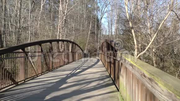 佐治亚州塞威尔溪俯瞰塞威尔溪附近的大桥视频的预览图