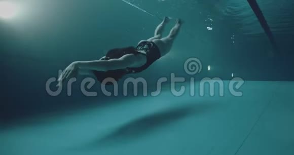 业余女子游泳水下游泳池视频的预览图