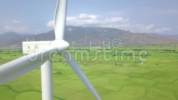 风电场涡轮机无人机视图绿色农业领域空中生产清洁可再生能源的风力涡轮机视频的预览图