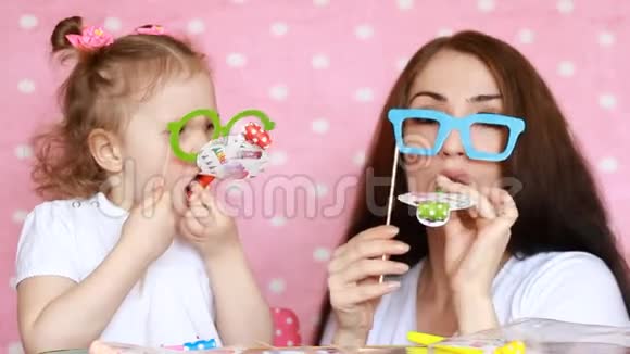 生日快乐母女俩戴眼镜吹角节日聚会生日装饰的概念视频的预览图