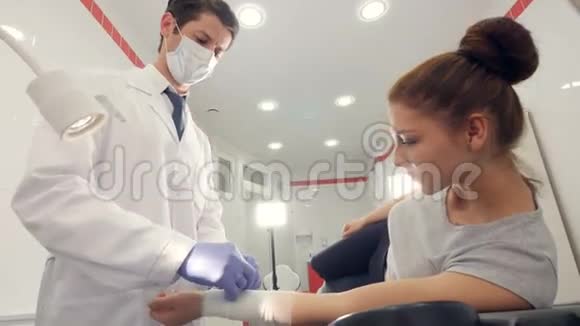 医生包扎妇女手臂低角度视频的预览图