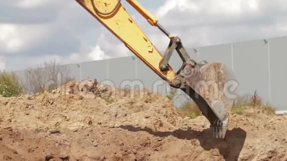 推土机用砂装电铲运至堆中视频的预览图