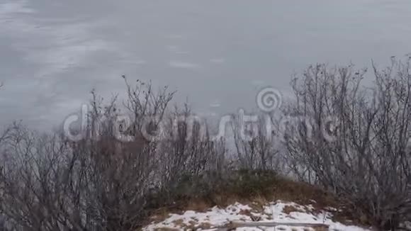 冰冻的山湖视频的预览图