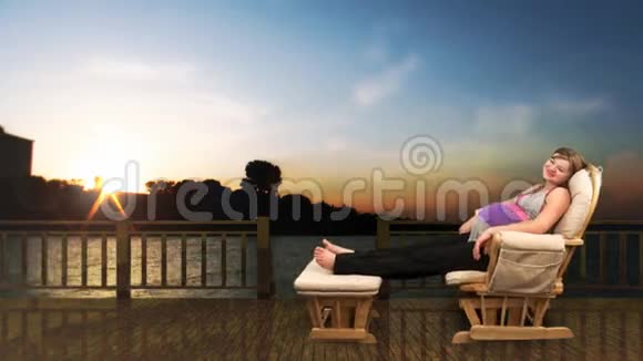 日落时分在城市天际线摇椅上的孕妇视频的预览图