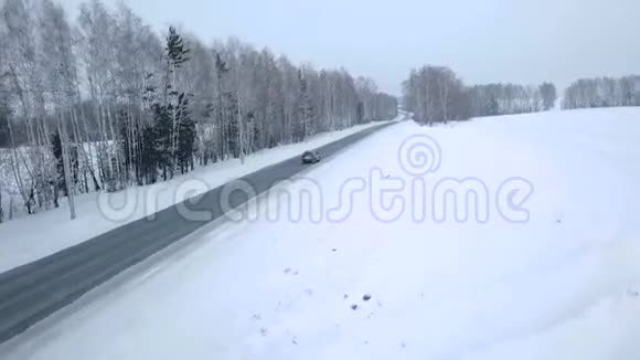 林中灰色汽车行驶道路的鸟瞰图视频的预览图