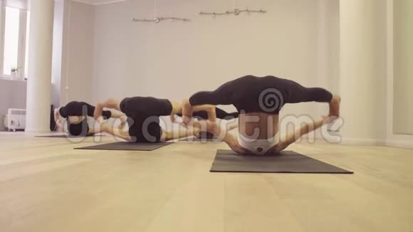 瑜伽课倾斜角度姿势视频的预览图