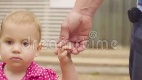 小女孩牵着爸爸手视频的预览图
