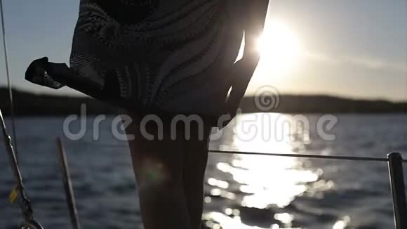日落时一个年轻女孩在游艇上休息视频的预览图