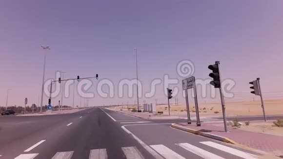 高速公路上的四个路口有红绿灯有沙漠股票录像视频的预览图