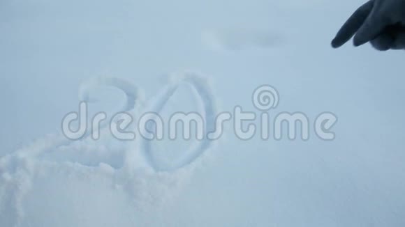 女人手在白雪上写着2018年的标志视频的预览图