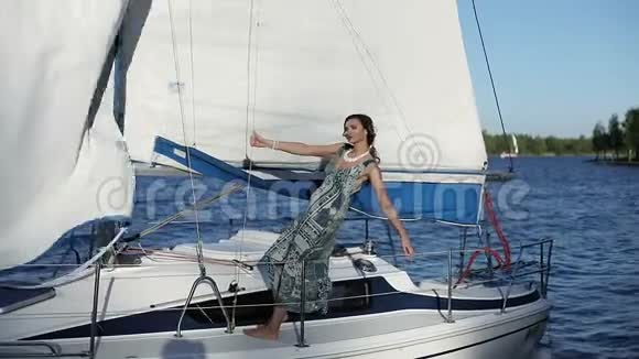 一个漂亮的女孩正准备乘坐一艘白色的现代游艇旅行视频的预览图
