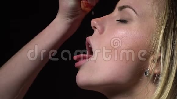 金发碧眼的人在脸上挤出柚子汁动作缓慢视频的预览图