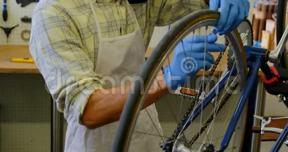 修理自行车的人在用手机说话视频的预览图
