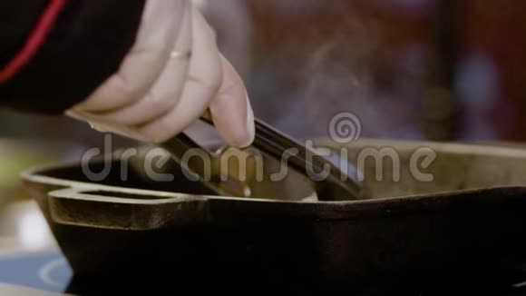 厨师准备香喷喷的肉排视频的预览图