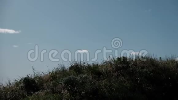 一个人爬上小山到达目标慢动作视频的预览图