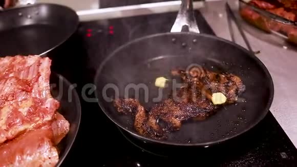 厨师用平底锅煮炒肉排从盘子里蒸出来食物大师级有选择的重点视频的预览图