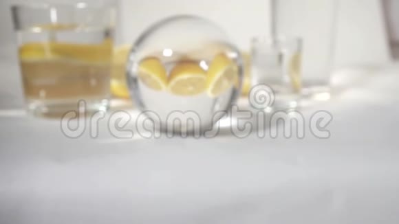 玻璃球中的倒影黄色猫头鹰在白色背景上切割柠檬视频的预览图