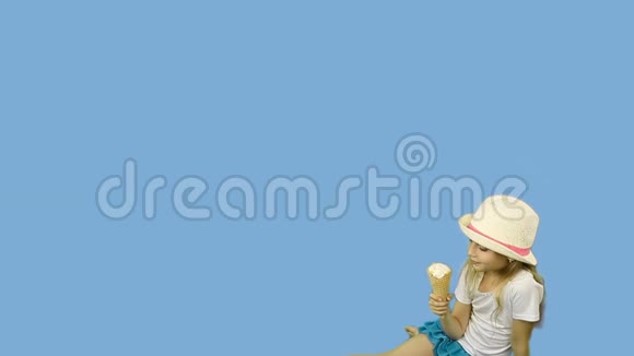 年轻的白种人女孩坐在地上吃冰淇淋视频的预览图