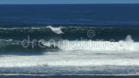玛格丽特河的巨浪冲浪视频的预览图