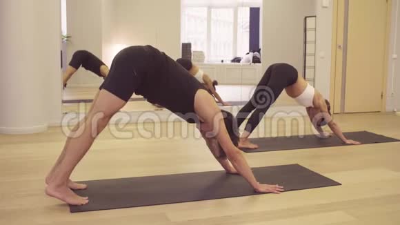 瑜伽课肩部按压姿势视频的预览图