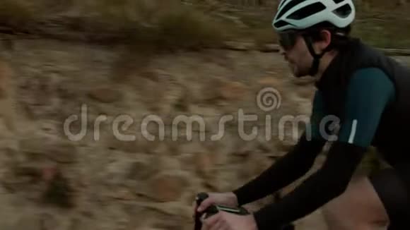 骑自行车的人骑着日落山路视频的预览图
