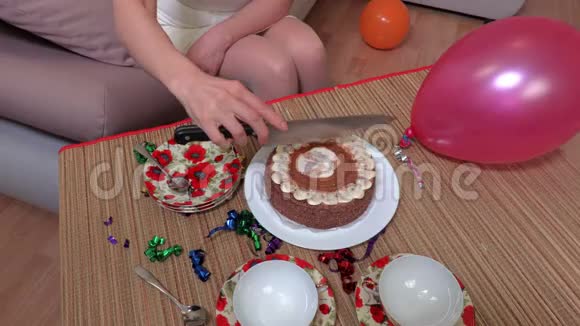 女性开始切生日派对蛋糕视频的预览图