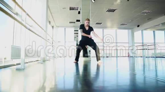 男人以街头的方式跳舞慢动作跳跃视频的预览图