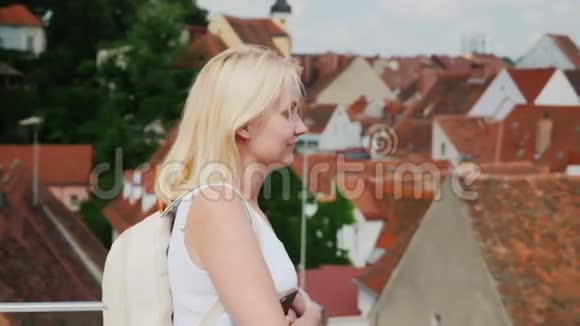 一位女游客欣赏古老的尤普罗佩城的屋顶欧洲旅游业视频的预览图