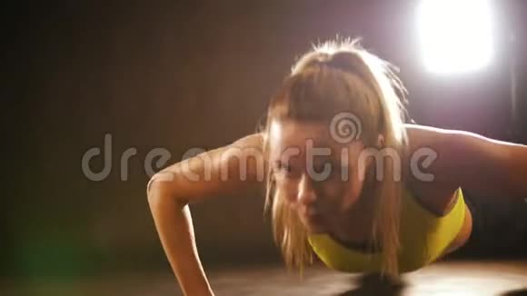 健身室里有魅力的运动型女人做手臂俯卧撑练习视频的预览图
