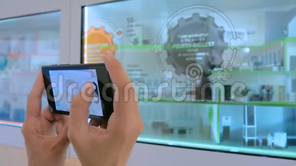 女士双手拍照互动展台与智能手机视频的预览图