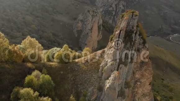 奇格姆峡尖岩的鸟瞰图卡巴尔迪诺巴尔干俄罗斯共和国秋天的夏天空中全景视频的预览图