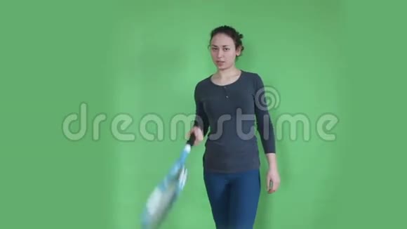 年轻女孩打网球视频的预览图