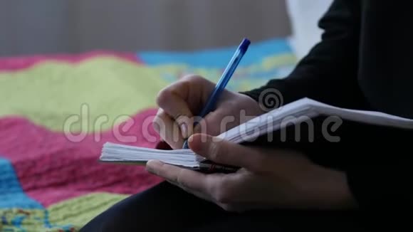 塞德年轻的女人躺在床上写日记青少年的经历4K视频的预览图