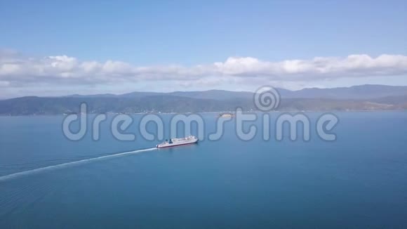 空中跨岛渡轮前往海上4k剪辑视频的预览图