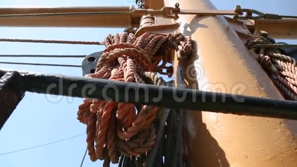 悬挂在桅杆上的绳索工业船舶的要素水运视频的预览图