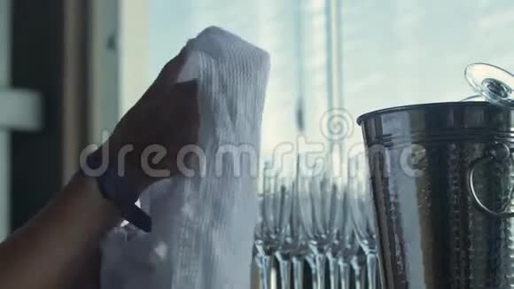 一个宴会厅的员工擦酒杯视频的预览图