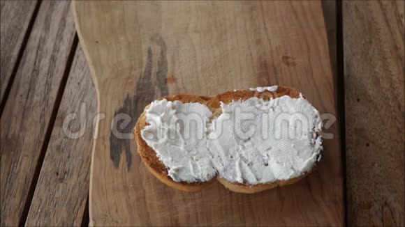 蜂蜜流在烤面包片上上面有可喷的奶酪视频的预览图