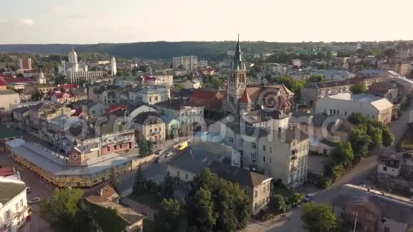 在黄金时间飞往位于乔特基夫中心的圣斯坦尼斯劳斯教堂视频的预览图