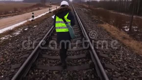 女铁路员工检查铁轨视频的预览图