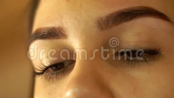 专业化妆师用矫正眉钳视频的预览图