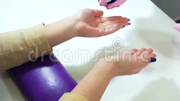 美容院特写时手消毒视频的预览图