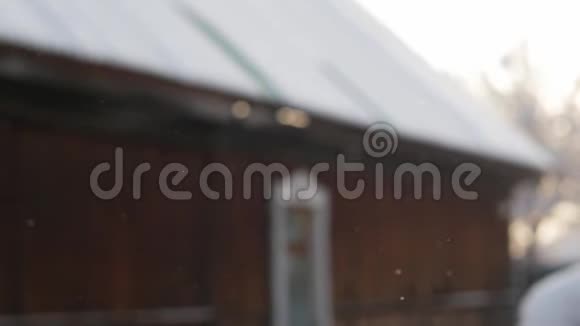 冬季乡村景观冬天的村庄房子村炉加热烟囱冒烟视频的预览图